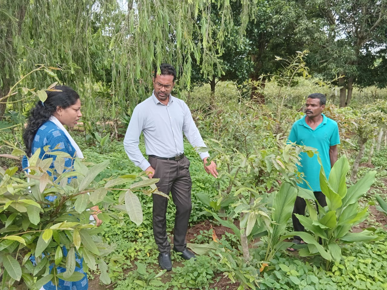 सचिव ग्रामोद्योग श्री राजेश सिंह राणा द्वारा रेशम एवं धागाकरण केन्द्रों का किया गया निरीक्षण
