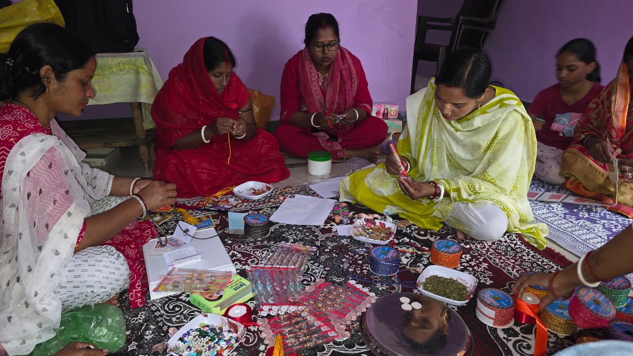 बिहान से कम लागत में राखी निर्माण को मिला नया आयाम, आत्मनिर्भर बन रहीं ग्रामीण महिलाएं बिहान से कम लागत में राखी निर्माण को मिला नया आयाम, आत्मनिर्भर बन रहीं ग्रामीण महिलाएं
