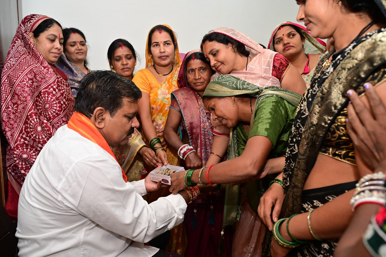 बिहान की दीदियों ने उपमुख्यमंत्री श्री विजय शर्मा को राखी बांधकर दी बधाई, साझा किए गुजरात भ्रमण के अनुभव