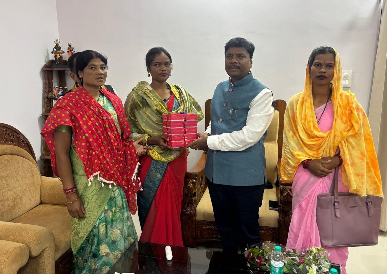 उद्यमिता की नई मिसाल : बस्तर की महिलाओं ने तैयार की बिना शक्कर वाली ऑर्गेनिक काजू-कतली