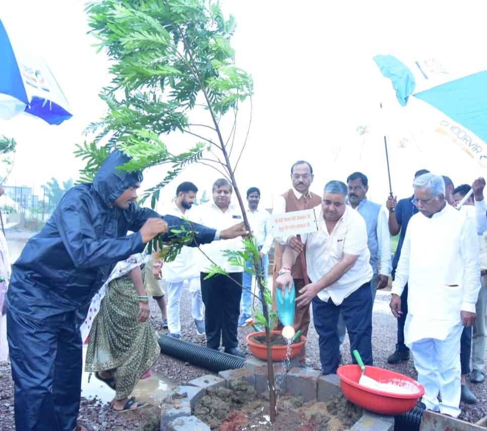 ‘एक पेड़ माँ के नाम’ अभियान से पर्यावरण संरक्षण का संदेश, मंत्री श्री राजेश अग्रवाल ने किया वृक्षारोपण ‘एक पेड़ माँ के नाम’ अभियान से पर्यावरण संरक्षण का संदेश, मंत्री श्री राजेश अग्रवाल ने किया वृक्षारोपण