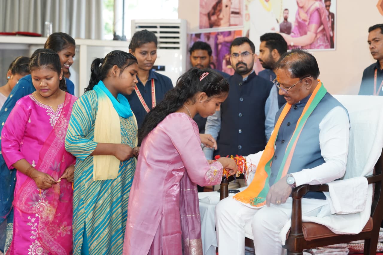 विशेष लेख : महतारी के आशीष से, राखी के विश्वास से मुख्यमंत्री श्री विष्णु देव साय के नेतृत्व में महिलाओं के सम्मान, स्वावलंबन और आर्थिक सशक्तिकरण की दिशा में निरंतर पहल विशेष लेख : महतारी के आशीष से, राखी के विश्वास से मुख्यमंत्री श्री विष्णु देव साय के नेतृत्व में महिलाओं के सम्मान, स्वावलंबन और आर्थिक सशक्तिकरण की दिशा में निरंतर पहल