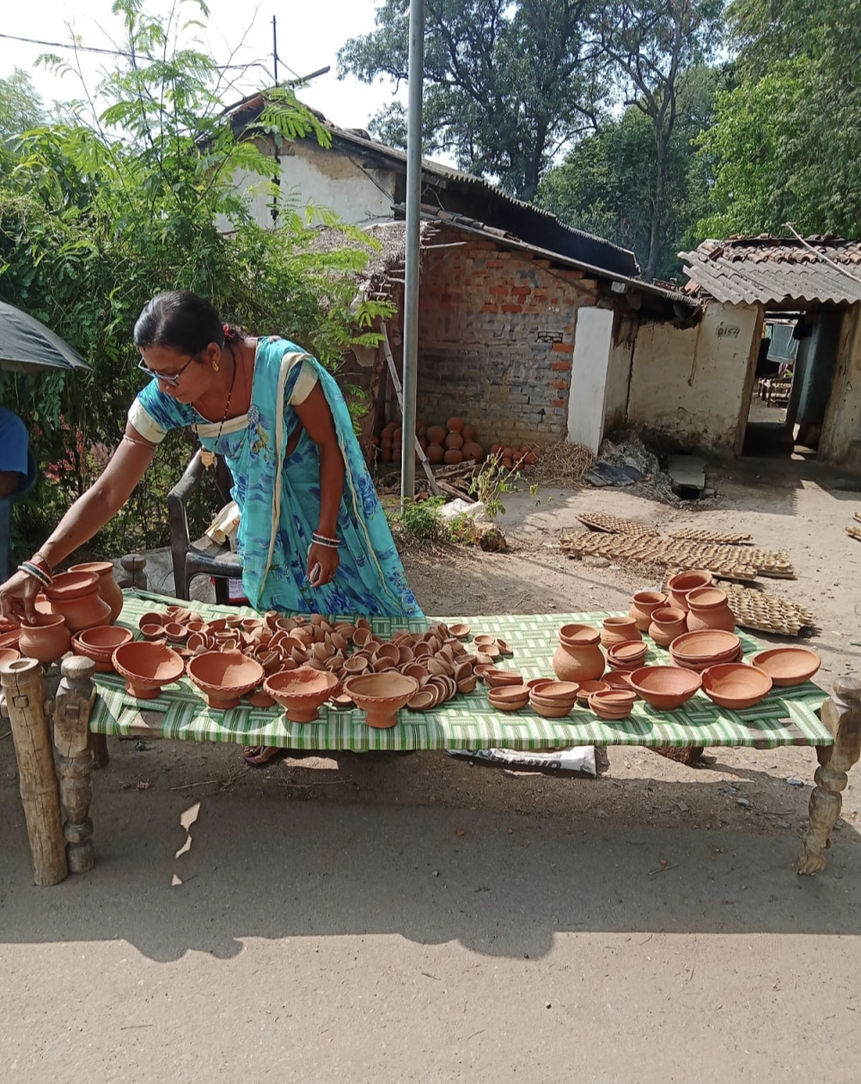 मिट्टी से गढ़ी आत्मनिर्भरता की कहानी, गृहणी से लखपति दीदी बनने तक सावित्री का सफर