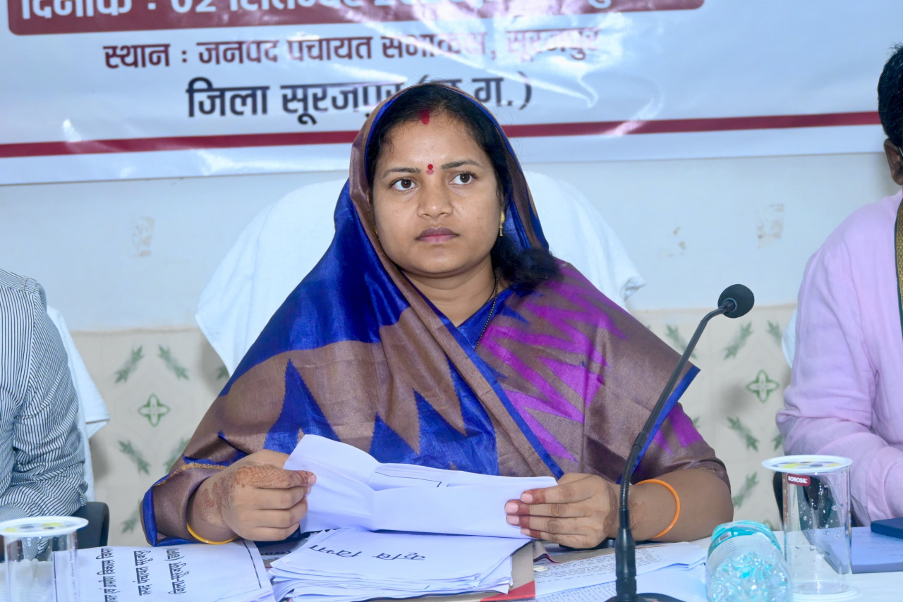 मंत्री श्रीमती लक्ष्मी राजवाड़े ने सूरजपुर और भैयाथान में विकासखंड स्तरीय समीक्षा बैठकों में योजनाओं की प्रगति की समीक्षा की