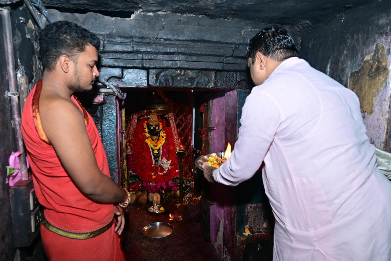 शिक्षा मंत्री श्री यादव ने माँ दंतेश्वरी की पूजा-अर्चना कर लिया आशीर्वाद