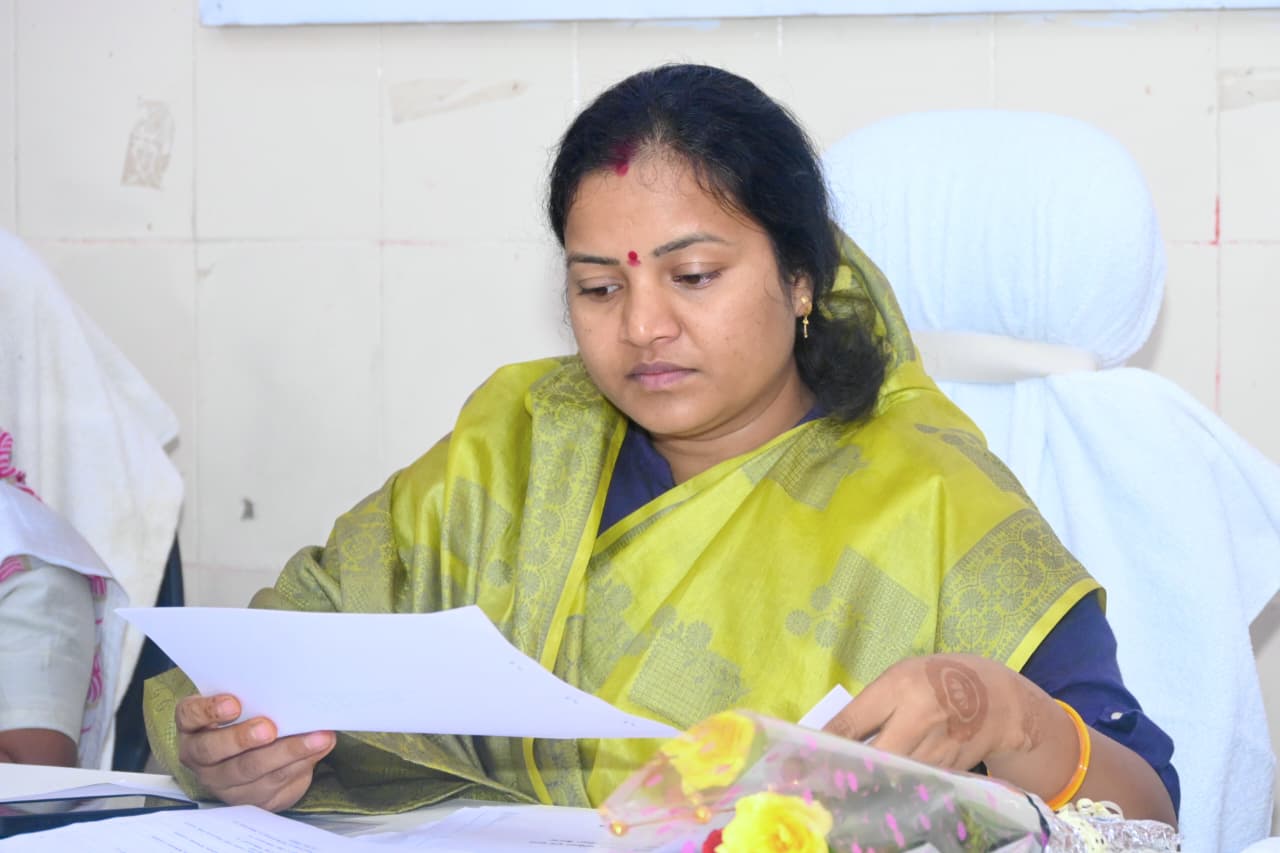 जनहित के कार्यों को प्राथमिकता देते हुए मंत्री लक्ष्मी राजवाड़े ने ओड़गी में विकास कार्यों की समीक्षा की जनहित के कार्यों को प्राथमिकता देते हुए मंत्री लक्ष्मी राजवाड़े ने ओड़गी में विकास कार्यों की समीक्षा की