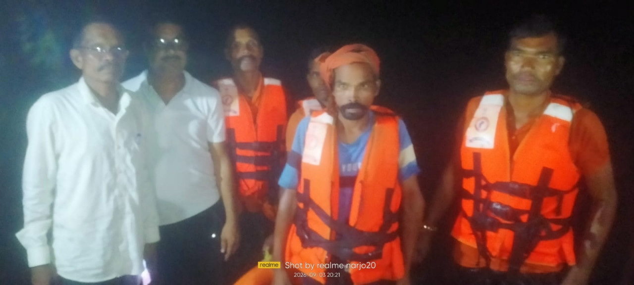 उफनती नदी में चट्टान पर फंसे ग्रामीण का डीडीआरएफ टीम ने किया सुरक्षित रेस्क्यू उफनती नदी में चट्टान पर फंसे ग्रामीण का डीडीआरएफ टीम ने किया सुरक्षित रेस्क्यू