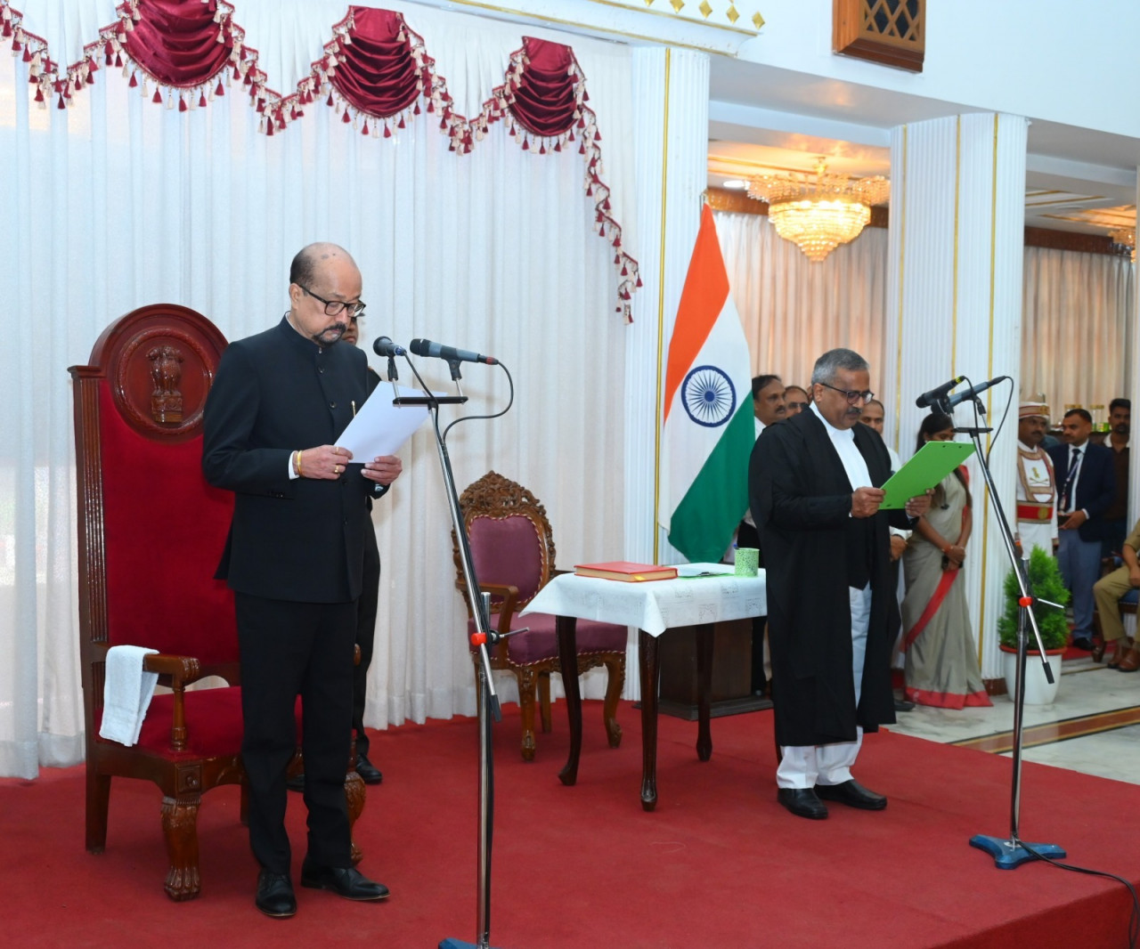 राज्यपाल श्री डेका ने न्यायाधिपति श्री कृष्न राम महापात्र को छत्तीसगढ़ उच्च न्यायालय के मुख्य न्यायाधीश पद की दिलाई शपथ