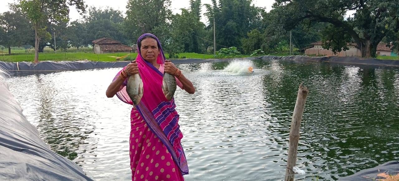 मछली पालन के सपने को मिला शासकीय अनुदान का सहारा, दुर्गावती ने शुरू की आत्मनिर्भरता की नई यात्रा