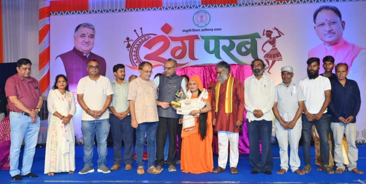 हंसी के ठहाकों से लेकर मीरा की भक्ति तक, ‘रंग परब’ के दूसरे दिन सजी रंगमंच की महफिल