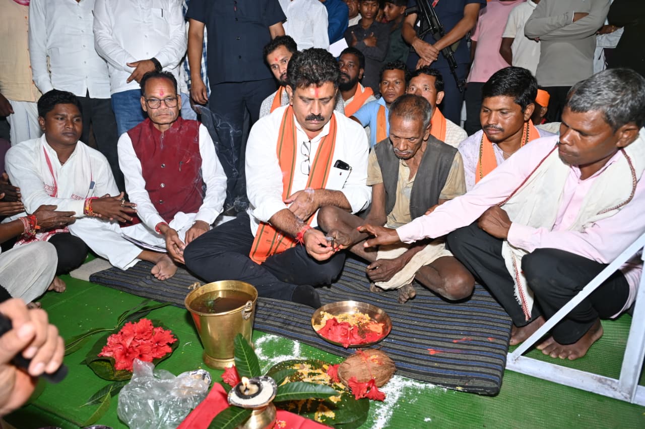 उप मुख्यमंत्री श्री विजय शर्मा ने मुड़घुसरी में 1.48 करोड़ रुपए के तीन सड़क का किया भूमिपूजन