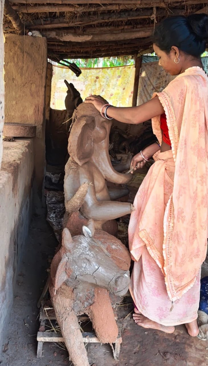 गणपति बप्पा की मिट्टी की प्रतिमा बनाकर बस्तर की महिलाओं ने हुनर से कमाए 1.80 लाख रुपए