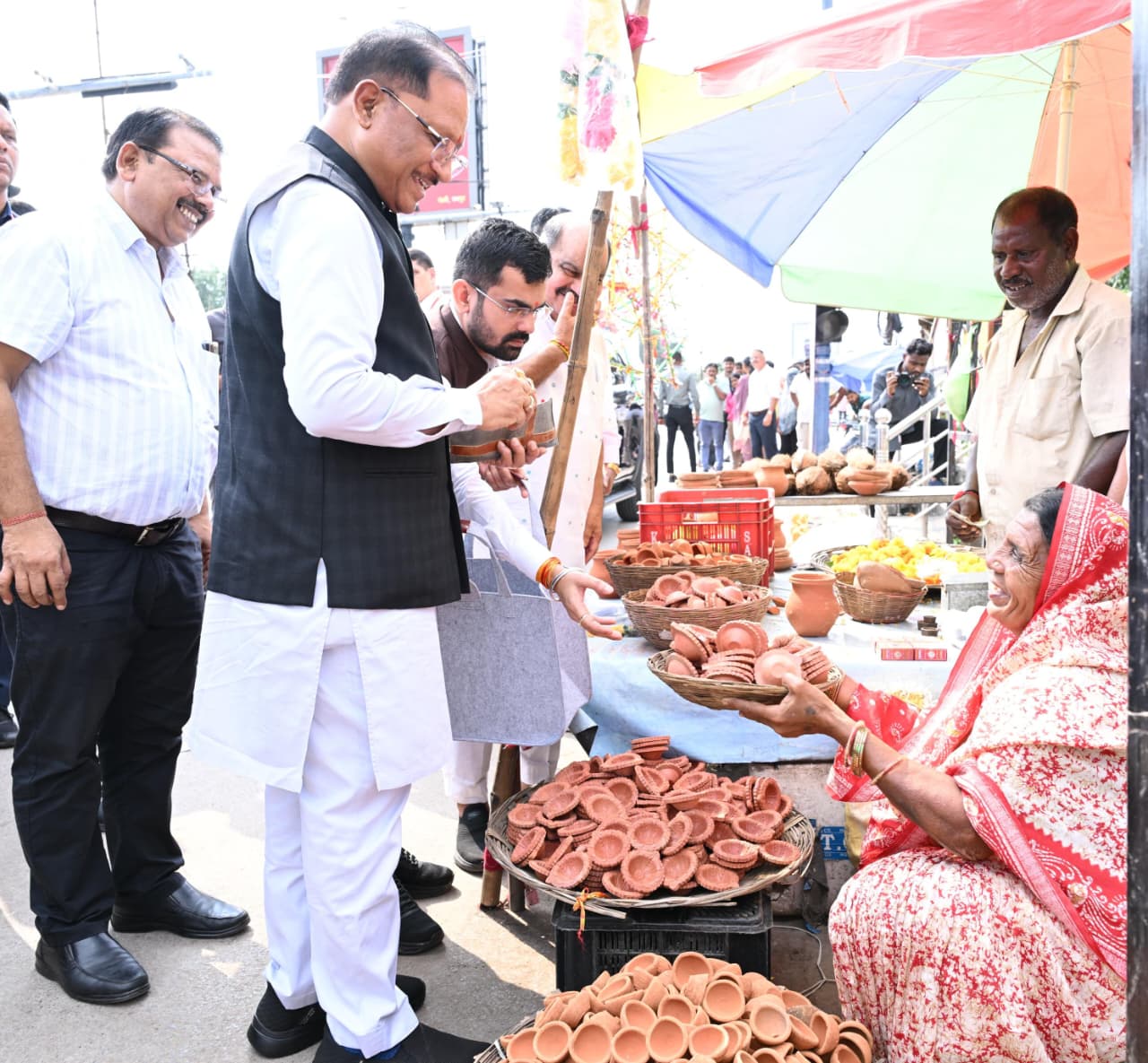 सड़क किनारे पसरे पर अचानक पहुंचे मुख्यमंत्री श्री विष्णु देव साय, मीरा के पसरे से खरीदा ‘आशीर्वाद का दीया’