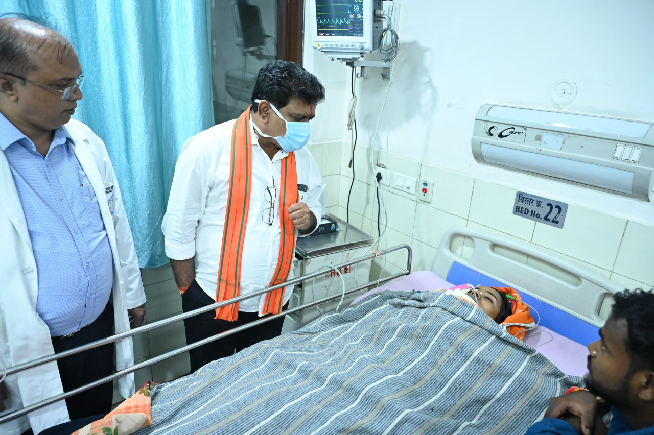 उप मुख्यमंत्री श्री विजय शर्मा ने एम्स रायपुर में महाराष्ट्र सड़क हादसे के घायलों से की मुलाकात