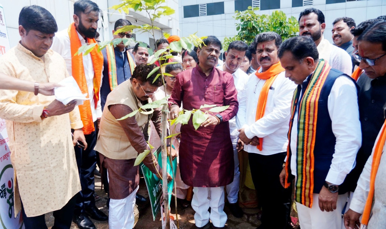 सेवा संकल्प अभियान : उप मुख्यमंत्री श्री विजय शर्मा ने महारानी अस्पताल जगदलपुर में किया रक्तदान