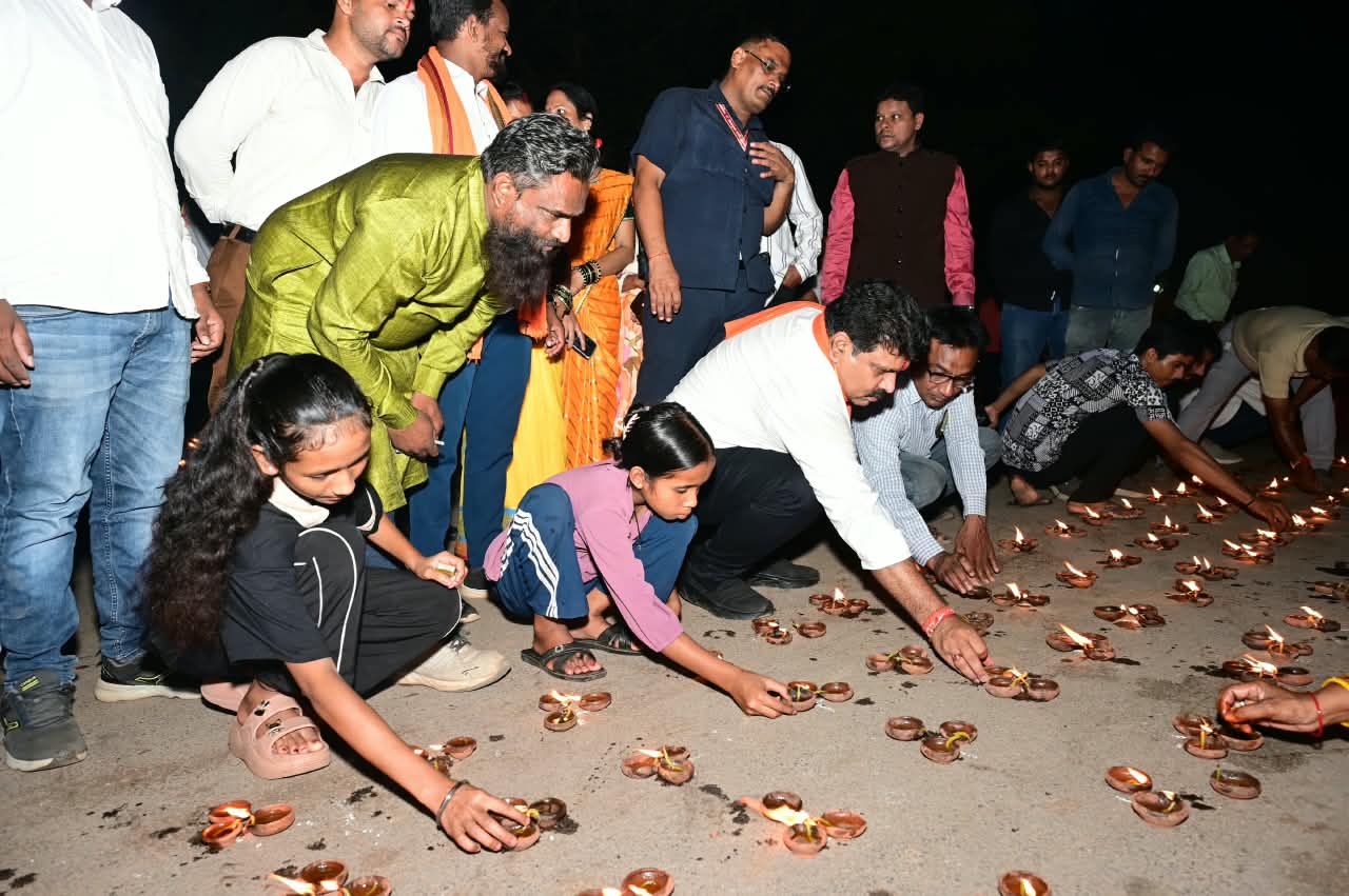 सेवा संकल्प अभियान : उप मुख्यमंत्री श्री विजय शर्मा ने मां दंतेश्वरी मंदिर में दीप प्रज्ज्वलित कर किया ‘सेवा संकल्प अभियान’ का बस्तर में किया शुभारंभ