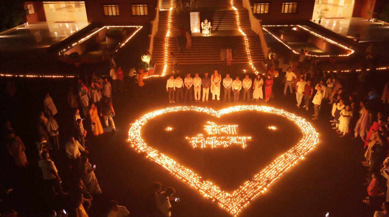 ‘आशीर्वाद का दीया’ से जगमगाया नवा रायपुर, एक लाख दीपों ने दिया सेवा और सहभागिता का संदेश