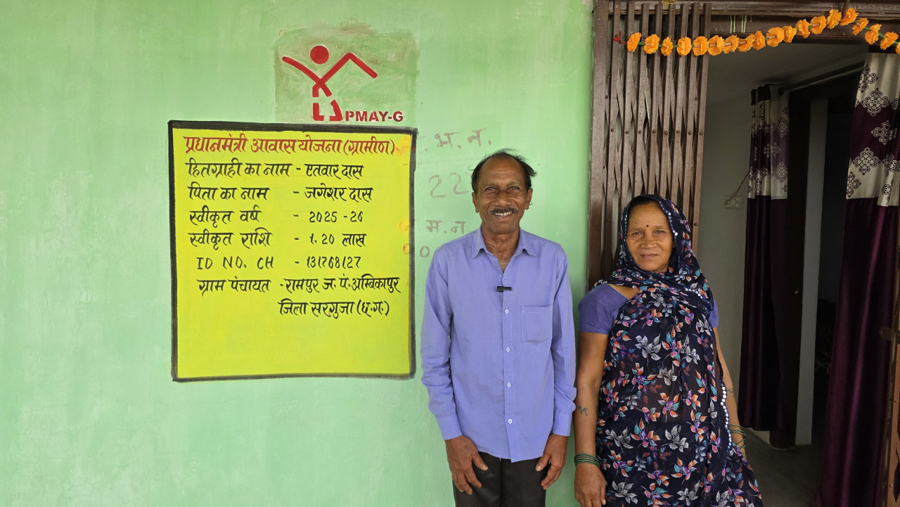 सेवा की कहानी : पक्के आवास ने एतवार दास की वर्षों पुरानी चिंता की दूर, बारिश में टपकती छत से मिली मुक्ति