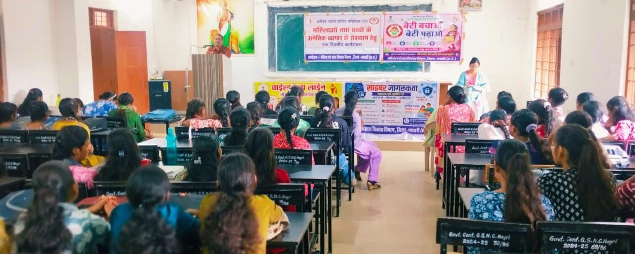 धमतरी में सेवा संकल्प अभियान : नगरी महाविद्यालय के युवाओं को दी गई बाल अधिकारों, साइबर सुरक्षा व ‘1098’ हेल्पलाइन की जानकारी