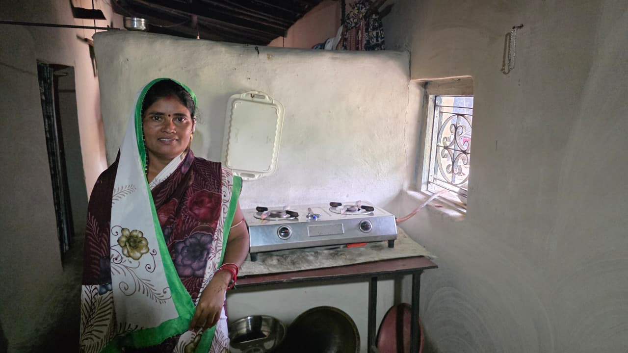 उज्ज्वला से रसोई में बचा समय बना संतोषी की खेती-बाड़ी का सहारा उज्ज्वला से रसोई में बचा समय बना संतोषी की खेती-बाड़ी का सहारा