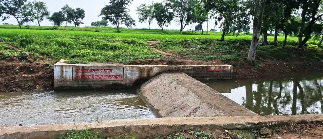 बहकर निकल जाता था बारिश का पानी, चेकडेम ने खेतों तक पहुंचाया सिंचाई का सहारा