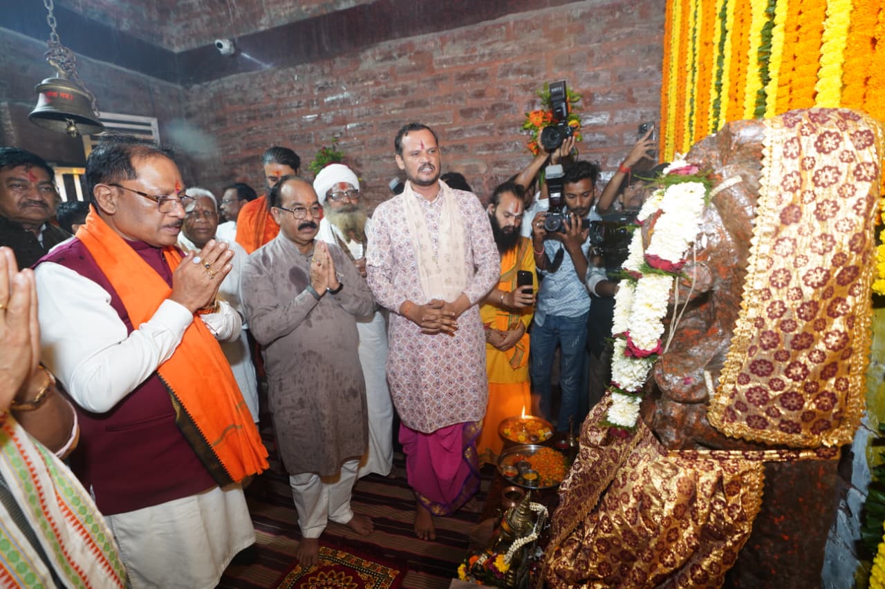 मुख्यमंत्री श्री विष्णु देव साय ने मदकूद्वीप के प्राचीन मंदिरों में की पूजा-अर्चना