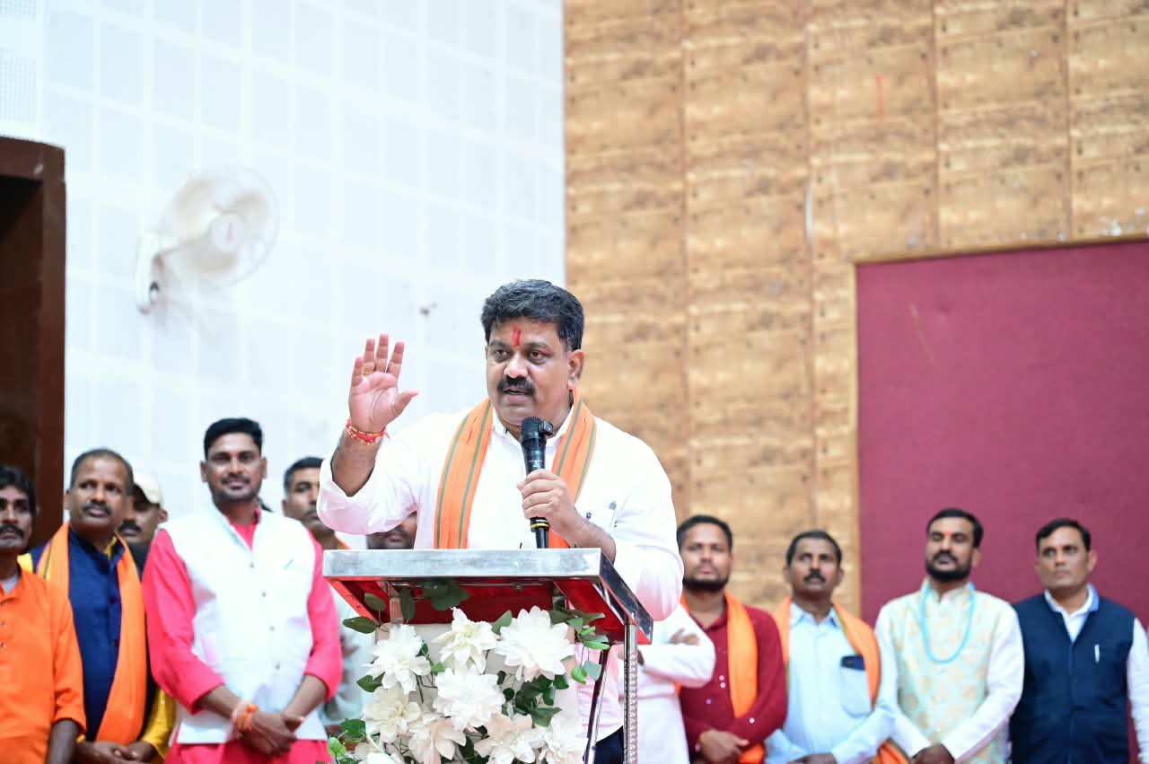 छत्तीसगढ़ प्रदेश लोक कलाकार कल्याण संघ के शपथ ग्रहण समारोह में उप मुख्यमंत्री श्री विजय शर्मा हुए शामिल