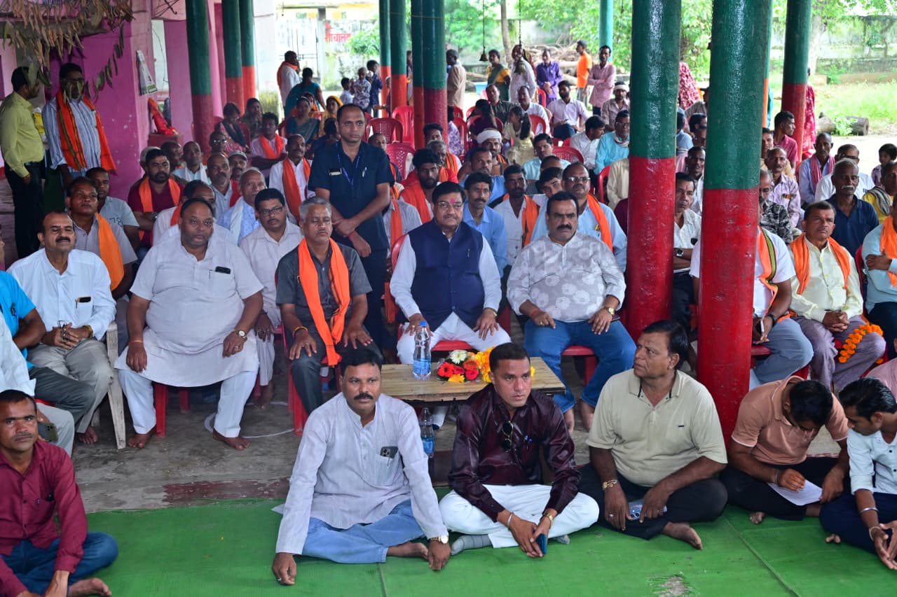 गांव की चौपाल और ‘मन की बात’ : मंत्री दयालदास बघेल ने ग्रामीणजनों के साथ सुना प्रधानमंत्री श्री नरेंद्र मोदी का संदेश