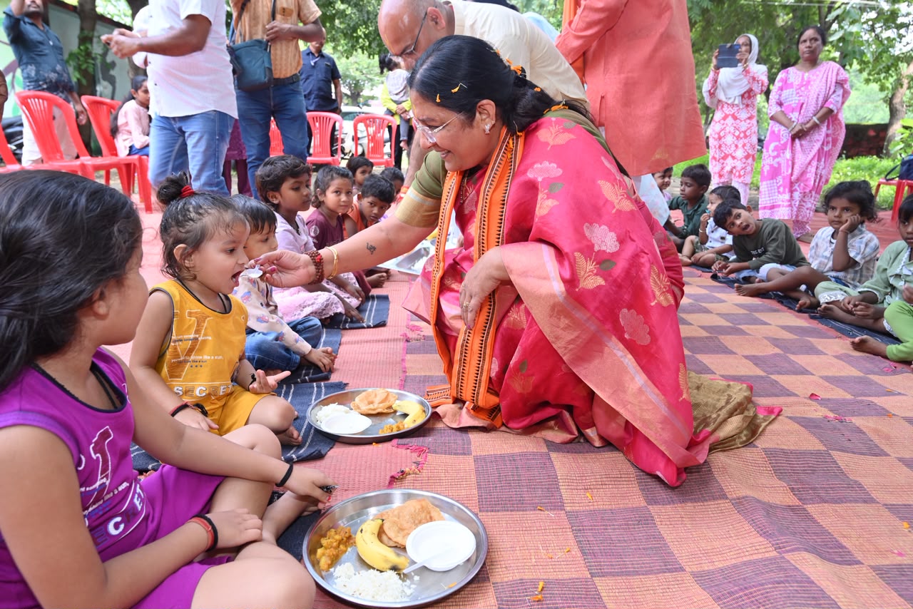‘आंगन मिलन’ कार्यक्रम में शामिल हुईं केंद्रीय महिला एवं बाल विकास राज्यमंत्री सावित्री ठाकुर ‘आंगन मिलन’ कार्यक्रम में शामिल हुईं केंद्रीय महिला एवं बाल विकास राज्यमंत्री सावित्री ठाकुर