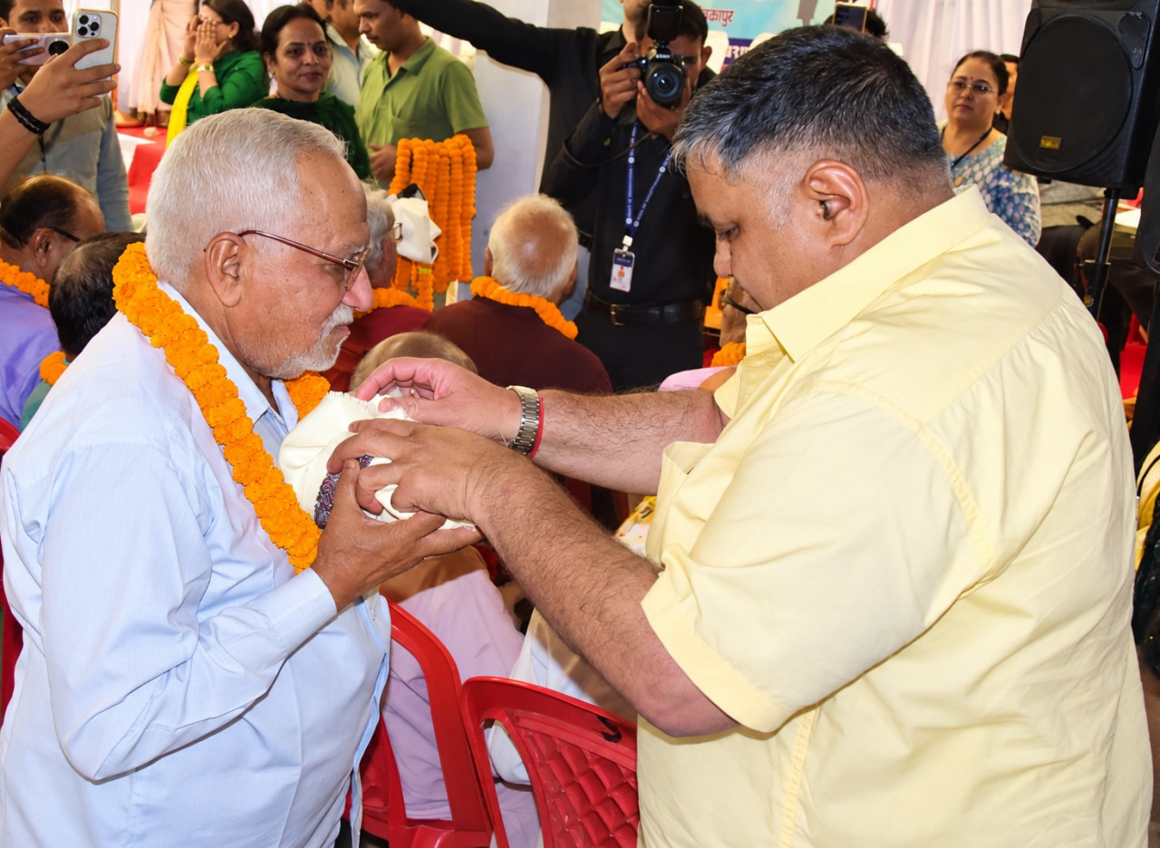 सेवा संकल्प अभियान : अंतर्राष्ट्रीय वृद्धजन दिवस पर सियानगुड़ी में बुजुर्गों का सम्मान, श्री राजेश अग्रवाल ने शॉल-श्रीफल भेंट कर लिया आशीर्वाद