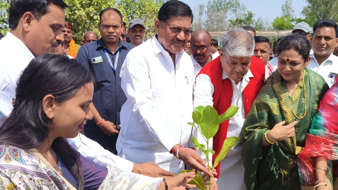 मंत्री श्री दयालदास बघेल ने किया पौधरोपण, दिया पर्यावरण संरक्षण का संदेश – ’पर्यावरण के बिना जीवन संभव नहीं’