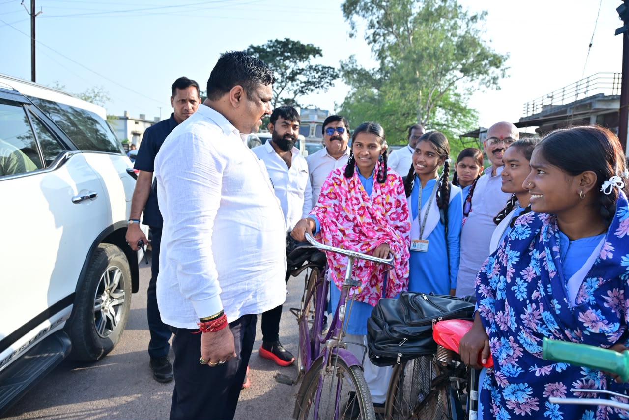 शिक्षा मंत्री श्री गजेन्द्र यादव स्कूल से घर लौट रहे स्कूली बच्चों के बीच पहुंचकर सहज संवाद में जानी पढ़ाई और स्कूल की जरूरतें