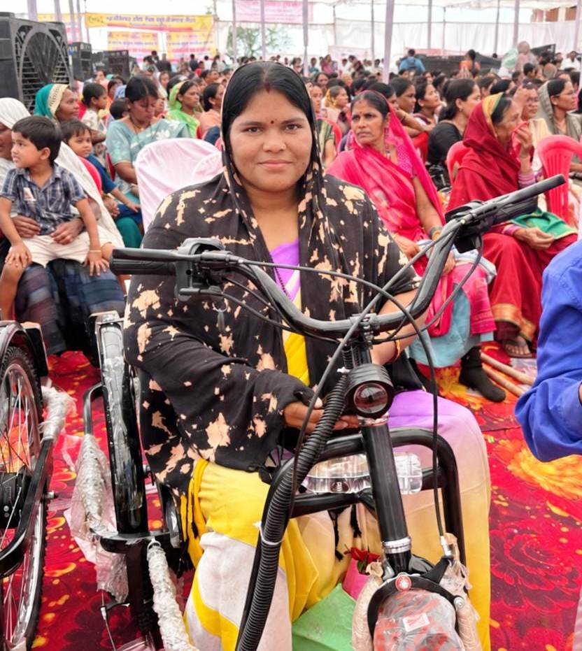 सेवा संकल्प अभियान : मोटराइज्ड ट्राइसाइकिल ने सफुरा बाई को दी आत्मनिर्भरता की नई राह, अब दूसरों के सहारे की जरूरत हुई कम