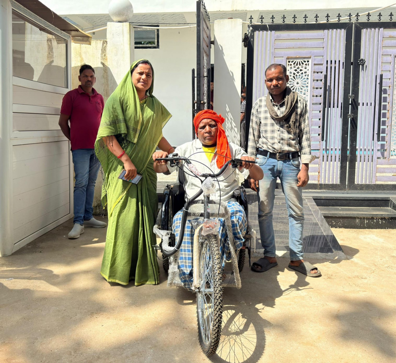 मंत्री श्रीमती लक्ष्मी राजवाड़े की त्वरित पहल से दिव्यांग हितग्राही को एक घंटे में मिली ट्राइसाइकिल