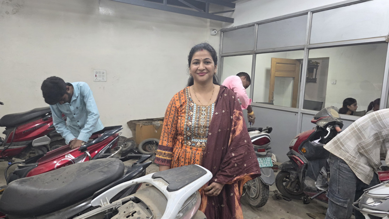 सेवा संकल्प अभियान : सेवा की कहानी: नौकरी मांगने वाली नहीं, रोजगार देने वाली बनीं ममता शर्मा, ईवी वर्कशॉप खोलकर 7 लोगों को दिया काम