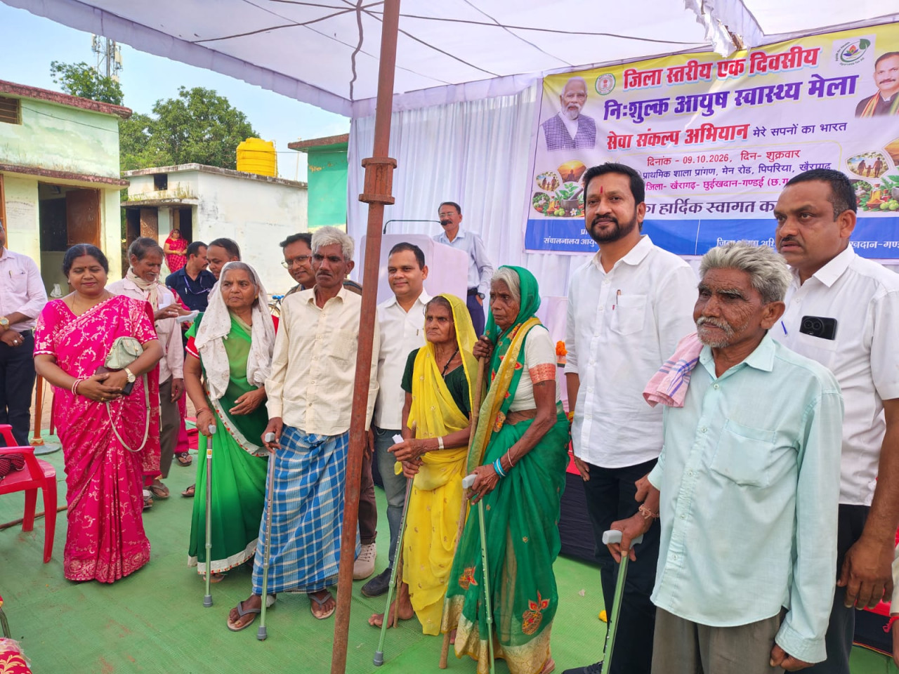 सेवा संकल्प अभियान के तहत जिला स्तरीय आयुष मेले में बुजुर्गों को वितरित किए गए सहायक उपकरण