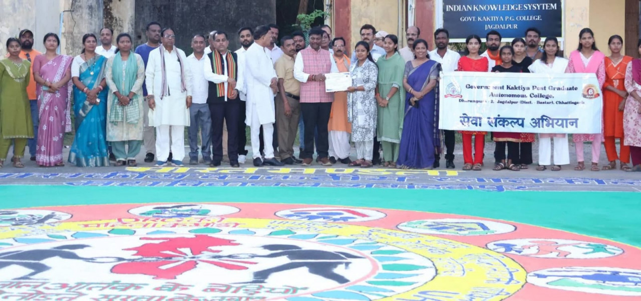 ‘सेवा के रंग, राष्ट्र के संग’ थीम पर छात्राओं ने रंगोली से दिया राष्ट्रसेवा का संदेश