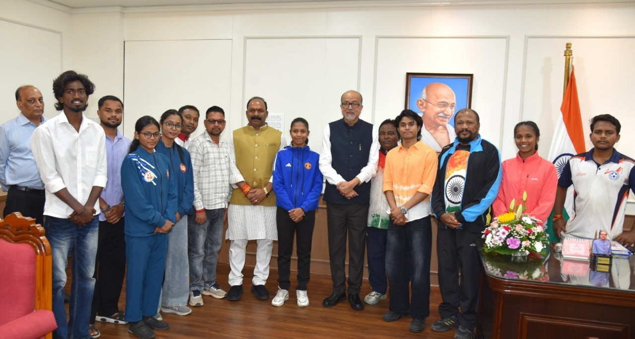 राज्यपाल श्री रमेन डेका से प्रदेश के उत्कृष्ट खिलाड़ियों ने की सौजन्य भेंट