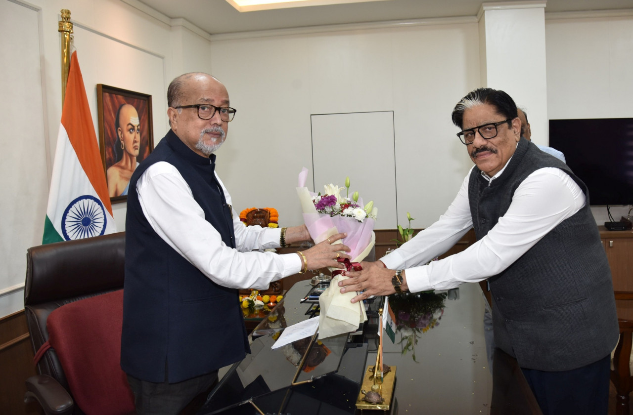 राज्यपाल श्री रमेन डेका से राज्य नीति आयोग के उपाध्यक्ष श्री गणेश शंकर मिश्रा ने की सौजन्य भेंट