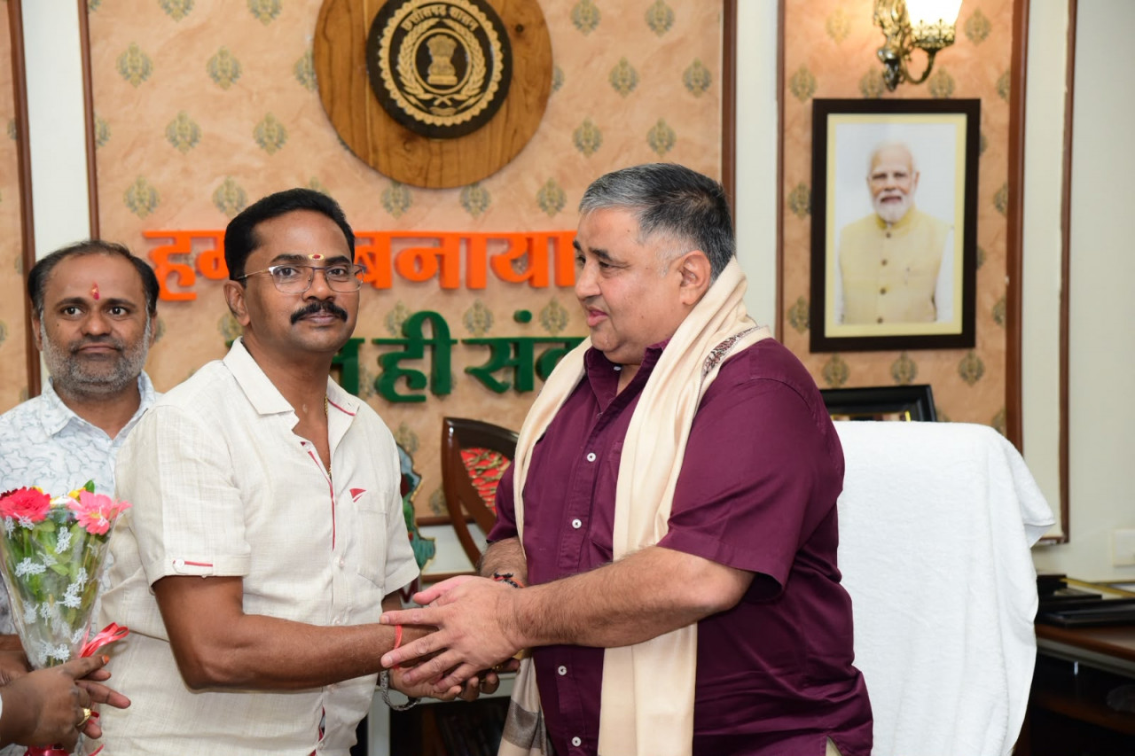 पर्यटन मंत्री श्री राजेश अग्रवाल ने नवा रायपुर स्थित निवास कार्यालय में नागरिकों से की आत्मीय भेंट-मुलाकात