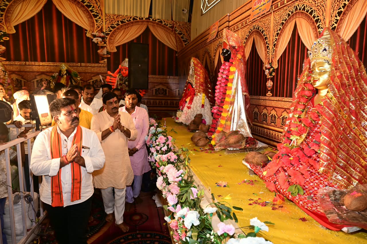 देवी पंडाल बने जनसमस्या निवारण के केंद्र, उप मुख्यमंत्री श्री विजय शर्मा ने मां दुर्गा के चरणों में बैठकर सुनीं ग्रामीणों की समस्याएं