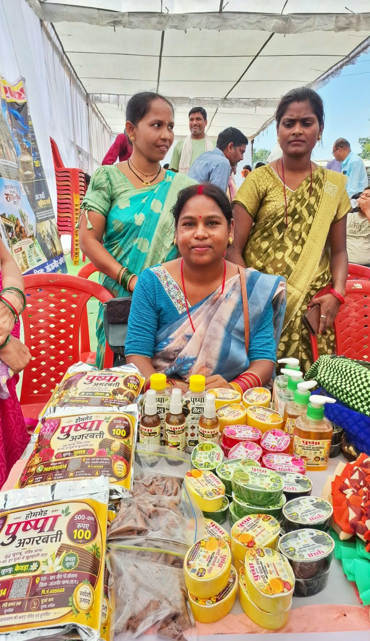 ’सेवा संकल्प अभियान: सेवा की कहानी’ : ’बिहान योजना से पुष्पा देवी महंत के हुनर को मिली नई पहचान, घरेलू उत्पादों के निर्माण से आत्मनिर्भरता की ओर बढ़ाए कदम’