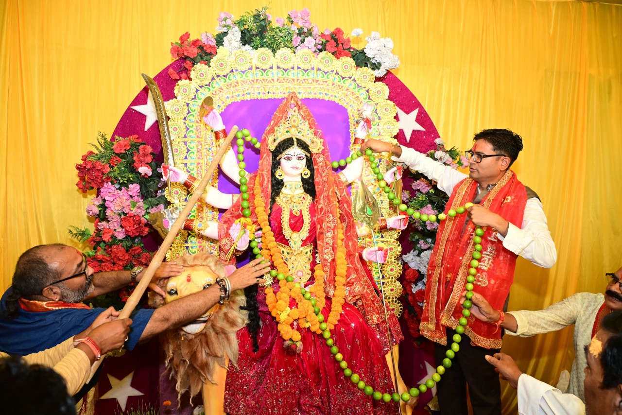 वित्त मंत्री श्री ओ.पी. चौधरी ने रायगढ़ के विभिन्न दुर्गा पूजा पंडालों में की पूजा-अर्चना, प्रदेशवासियों की सुख-समृद्धि की कामना