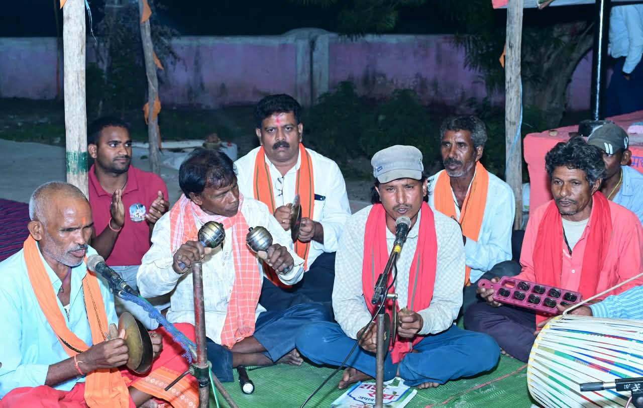 माता की भक्ति में रमे उप मुख्यमंत्री श्री विजय शर्मा, हाथों में मंजीरा लेकर ग्रामीणों के साथ गाए जसगीत