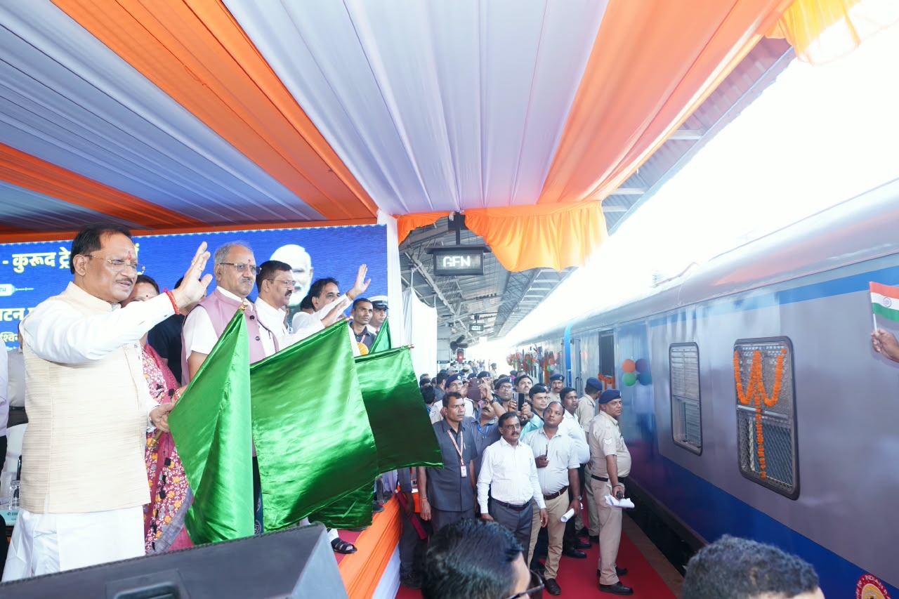 केंद्रीय रेल मंत्री श्री अश्विनी वैष्णव और मुख्यमंत्री श्री विष्णु देव साय और ने रावघाट – रायपुर एवं रायपुर – कुरूद यात्री रेल सेवाओं को दिखाई हरी झंडी