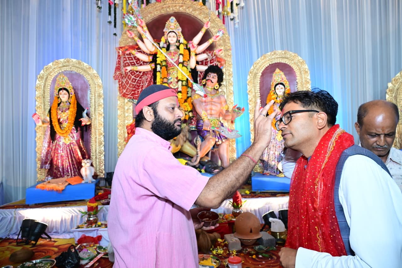 महानवमी पर वित्त मंत्री श्री ओ.पी. चौधरी ने रायगढ़ के विभिन्न दुर्गा पूजा पंडालों में की माँ दुर्गा की पूजा-अर्चना