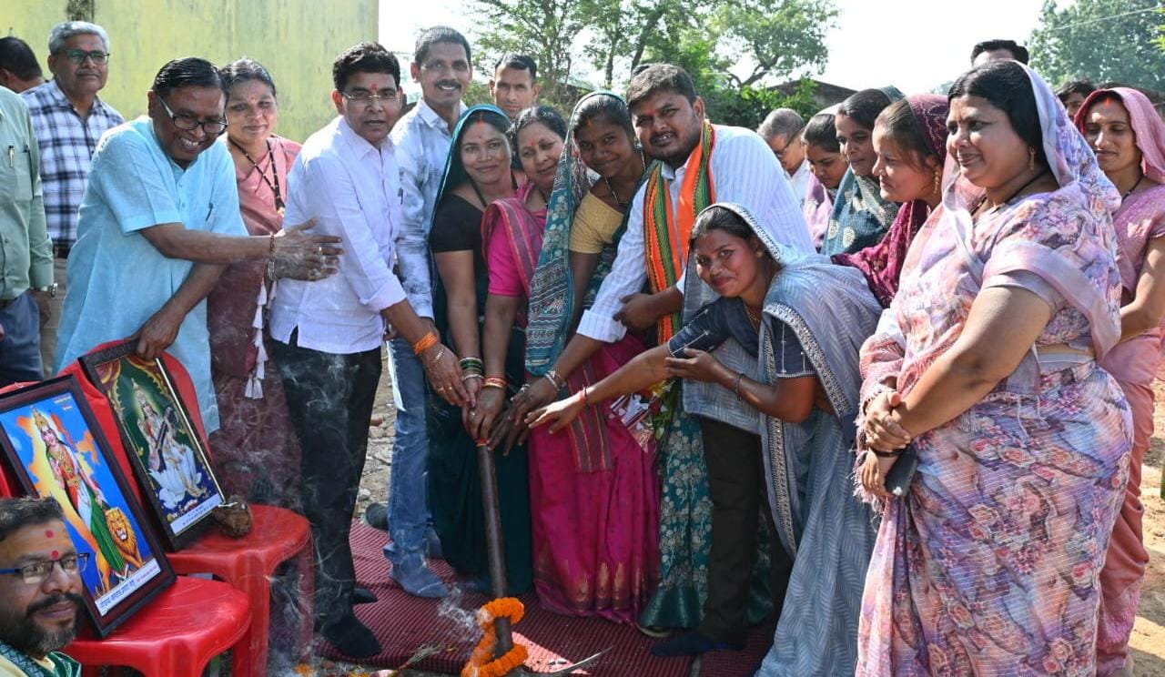 मुख्यमंत्री श्री विष्णुदेव साय के नेतृत्व में संचालित सेवा सेतु जैसी डिजिटल पहल का उद्देश्य नागरिकों को शासकीय सेवाओं से जोड़ना और जरूरी दस्तावेजों की उपलब्धता को सुविधाजनक बनाना है। सेवा सेतु से नागरिकों को आवश्यक दस्तावेज उपलब्ध कराने और शासकीय सेवाओं तक उनकी पहुंच आसान बनाने में महत्वपूर्ण भूमिका निभा रही है। इसी कड़ी में मुंगेली जिले के तखतपुर निवासी मानसी चंद्राकर का सेवा सेतु के माध्यम से जाति, निवास एवं आय प्रमाण पत्र बना। इन प्रमाण पत्रों की आवश्यकता विद्यार्थियों की पढ़ाई, विभिन्न शासकीय योजनाओं और अन्य जरूरी कार्यों में पड़ती है। ऐसे में सेवा सेतु के माध्यम से आवेदन एवं प्रमाण पत्र संबंधी सुविधा मिलने से नागरिकों को आवश्यक दस्तावेज प्राप्त करने में मदद मिल रही है। मानसी ने सेवा सेतु के संचालन के लिए मुख्यमंत्री श्री विष्णुदेव साय और शासन-प्रशासन को धन्यवाद ज्ञापित करते हुए कहा कि ऐसी सुविधाएं नागरिकों के लिए बेहद उपयोगी और कारगर हैं।