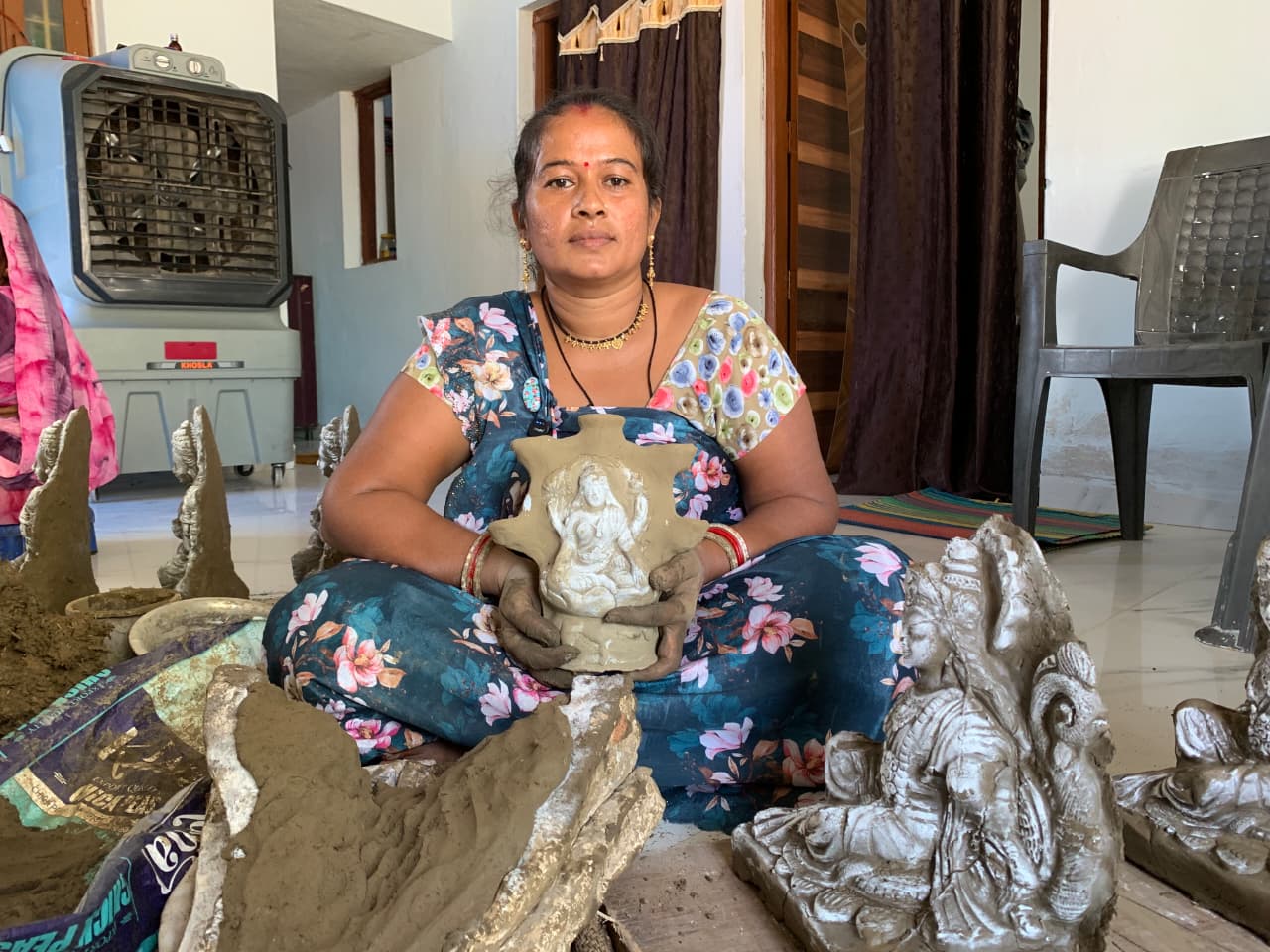 महतारी वंदन से माधुरी के हुनर को मिला संबल, दीपावली के लिए गढ़ रहीं मिट्टी के दीये