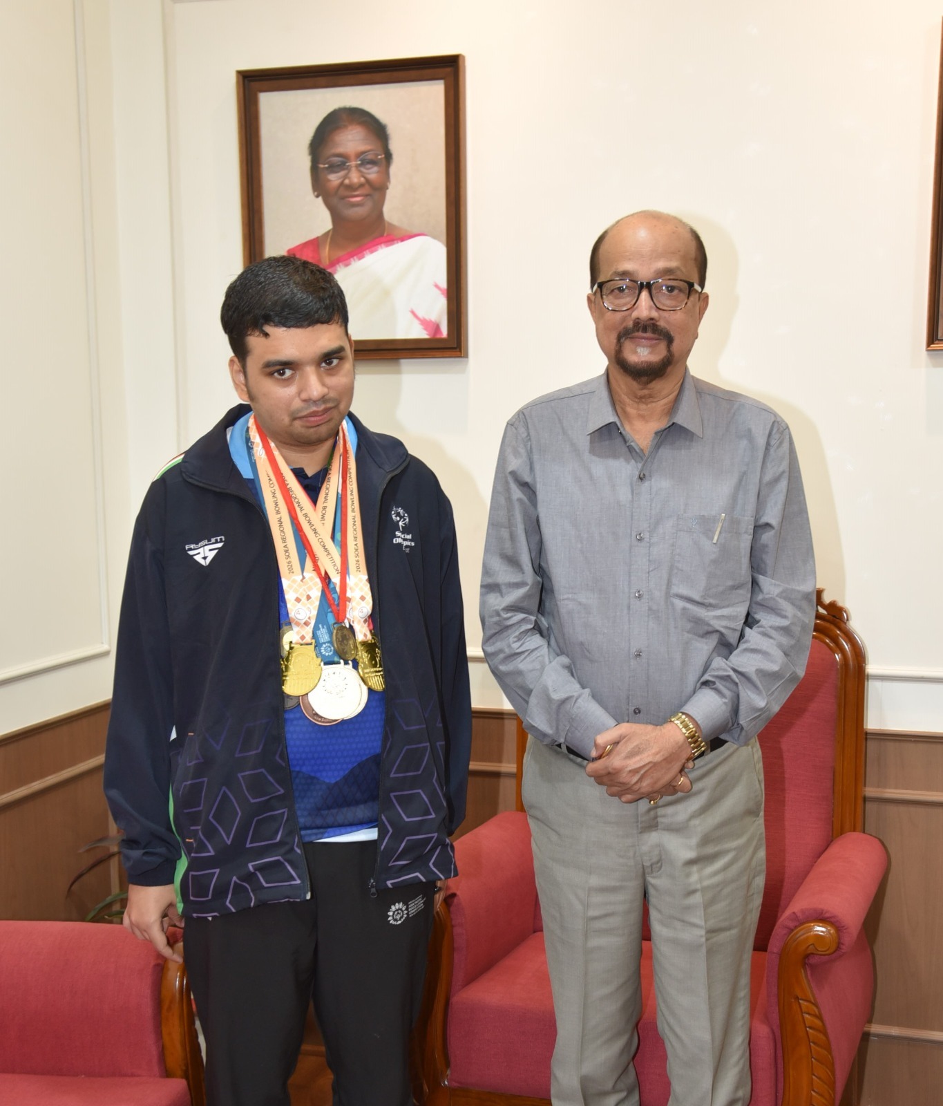 राज्यपाल श्री डेका ने की विशेष ओलंपिक में स्वर्ण पदक विजेता इभानन साहू की सराहना
