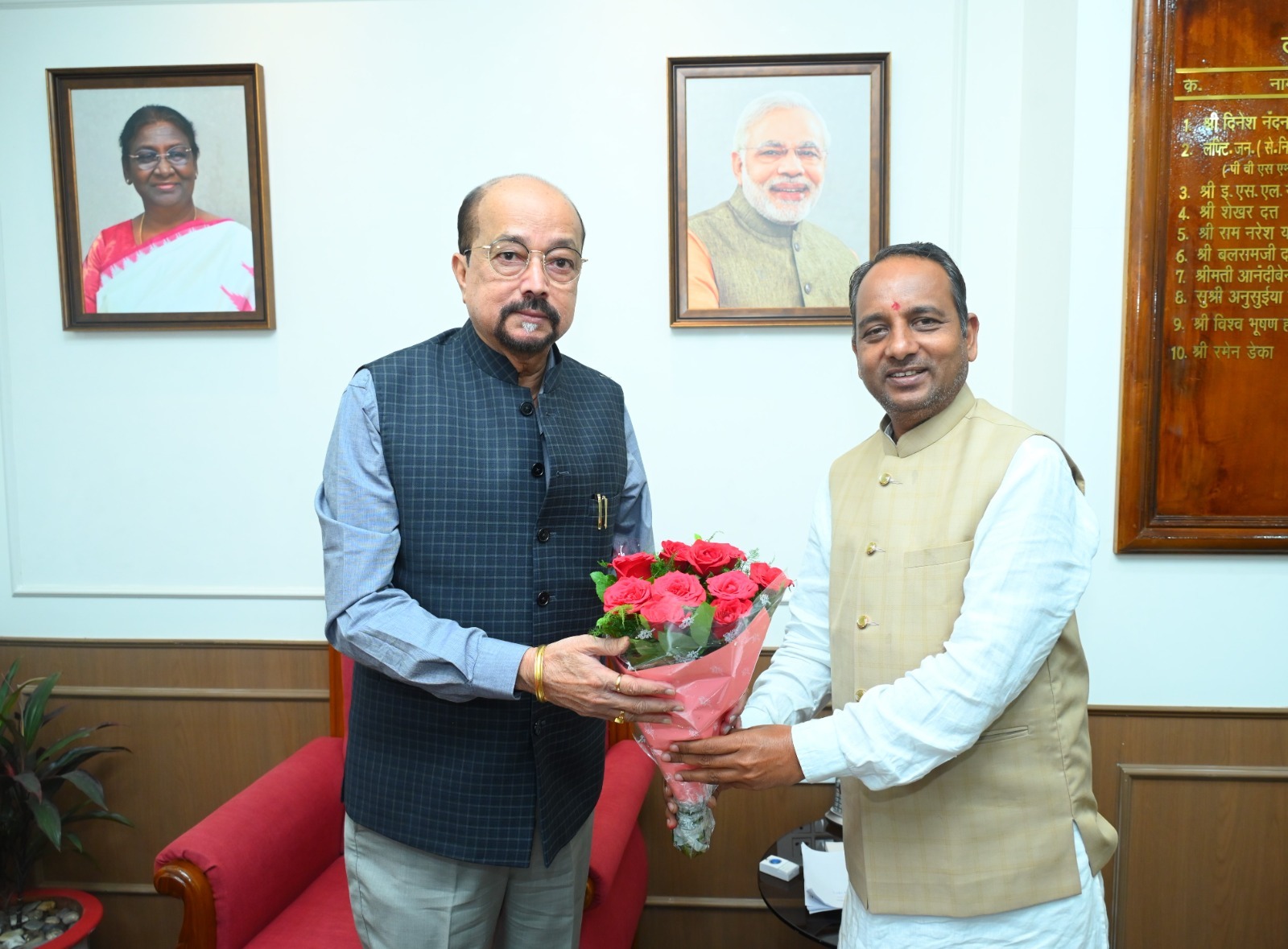 राज्यपाल श्री डेका से छत्तीसगढ़ रेड क्रॉस समिति के अध्यक्ष ने की सौजन्य भेंट